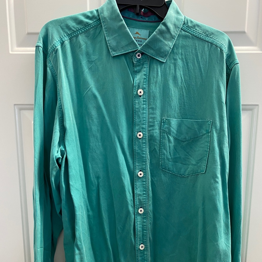 Tommy Bahama Men’s Casual button down long sleeve shirt in green.